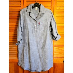 Levi shirt dress. Casual dress with pockets.